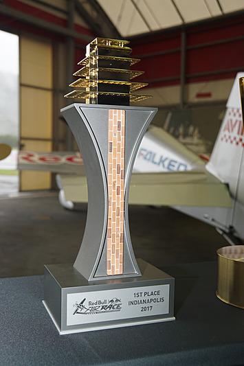 最終戦インディアナポリスの優勝トロフィ