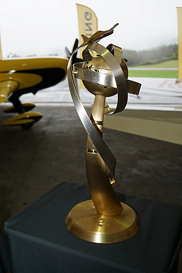 ワールドチャンピオンに贈られるトロフィ