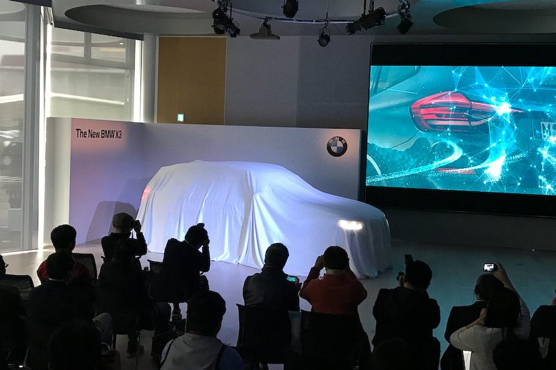 新型「X3」のアンベール