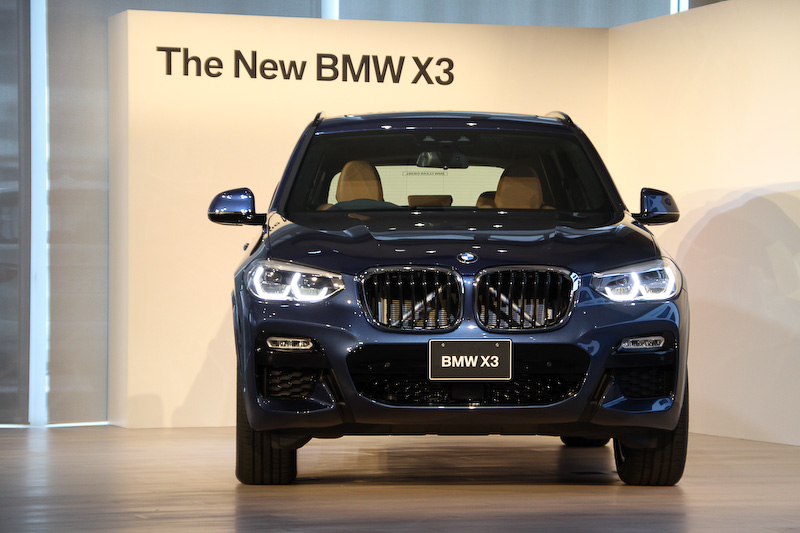 写真は新型X3「xDrive 20d M Sport」。ボディサイズは全グレード共通で4720×1890×1675mm（全長×全幅×全高）、ホイールベースは2865mm。車両重量1860kg。エクステリアでは先進のエアロダイナミクス技術を駆使し、Cd値0.29を実現するという