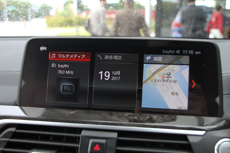 コニャックカラーのヴァ―ネスカ・レザーを用いたxDrive 20d M Sportのインテリア。後席は40：20：40の分割可倒式で、リクライニングも可能