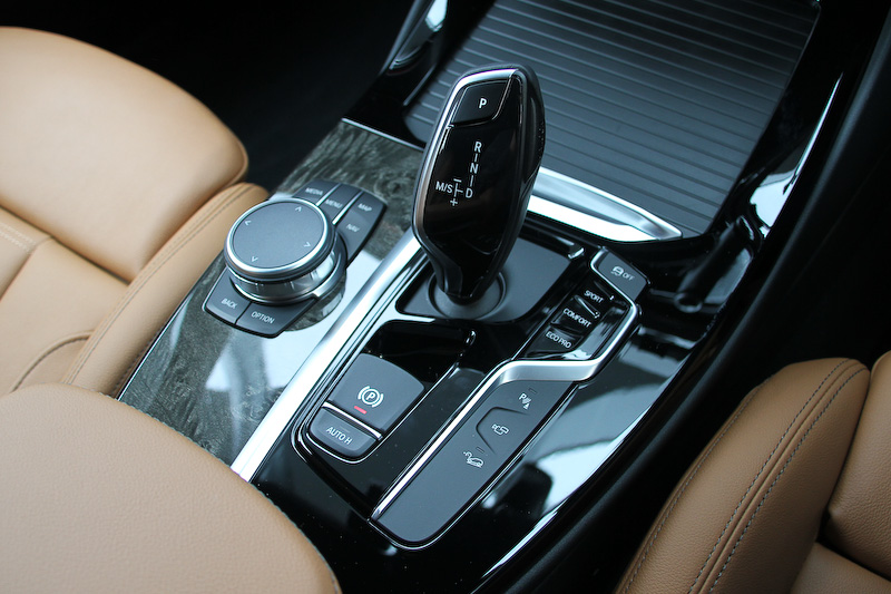 コニャックカラーのヴァ―ネスカ・レザーを用いたxDrive 20d M Sportのインテリア。後席は40：20：40の分割可倒式で、リクライニングも可能