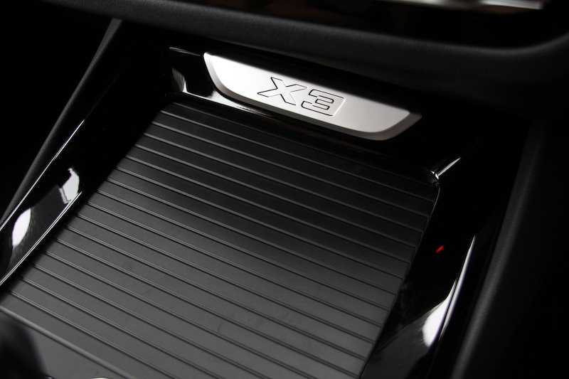 コニャックカラーのヴァ―ネスカ・レザーを用いたxDrive 20d M Sportのインテリア。後席は40：20：40の分割可倒式で、リクライニングも可能