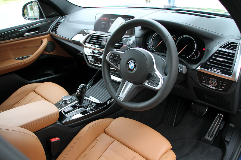 コニャックカラーのヴァ―ネスカ・レザーを用いたxDrive 20d M Sportのインテリア。後席は40：20：40の分割可倒式で、リクライニングも可能