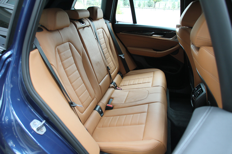コニャックカラーのヴァ―ネスカ・レザーを用いたxDrive 20d M Sportのインテリア。後席は40：20：40の分割可倒式で、リクライニングも可能