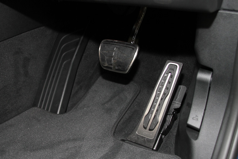 コニャックカラーのヴァ―ネスカ・レザーを用いたxDrive 20d M Sportのインテリア。後席は40：20：40の分割可倒式で、リクライニングも可能