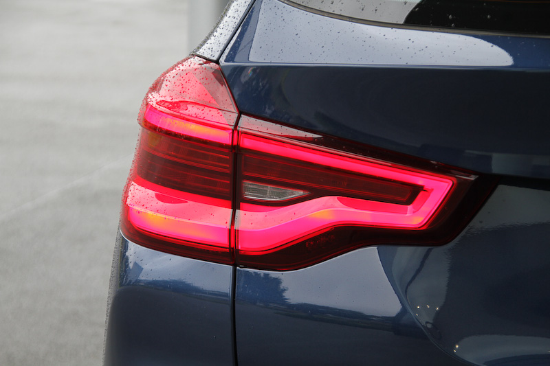 M Sportの足下は19インチ M ライト・アロイ・ホイール・ダブルスポーク・スタイリング698とピレリ「CINTURATO」（245/50 R19）の組み合わせ。テールランプはL字型デザインを採用し、こちらもLEDとなる