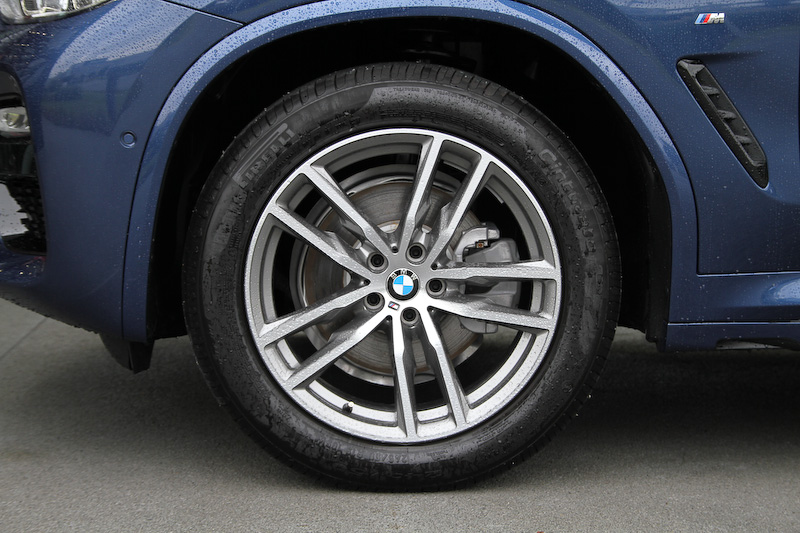 M Sportの足下は19インチ M ライト・アロイ・ホイール・ダブルスポーク・スタイリング698とピレリ「CINTURATO」（245/50 R19）の組み合わせ。テールランプはL字型デザインを採用し、こちらもLEDとなる