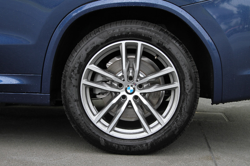 M Sportの足下は19インチ M ライト・アロイ・ホイール・ダブルスポーク・スタイリング698とピレリ「CINTURATO」（245/50 R19）の組み合わせ。テールランプはL字型デザインを採用し、こちらもLEDとなる