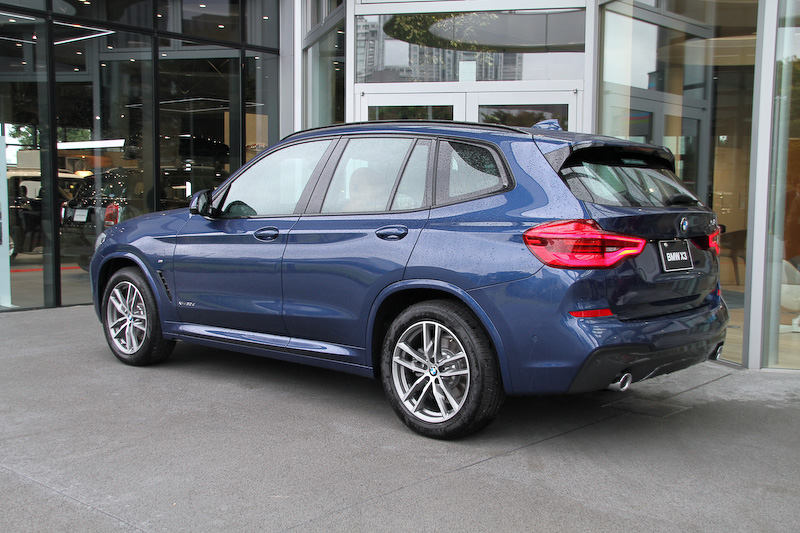 ボディカラーはファイトニック・ブルー。なお、ガソリン仕様の「xDrive20i」の納車タイミングは2018年2月以降を予定している