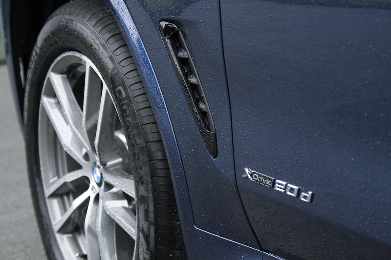 フロントまわりでは大型化したキドニーグリル、存在感のある六角形のヘッドライトなどを採用。ロービーム、ハイビーム、ターンインジケーターにはLEDを採用