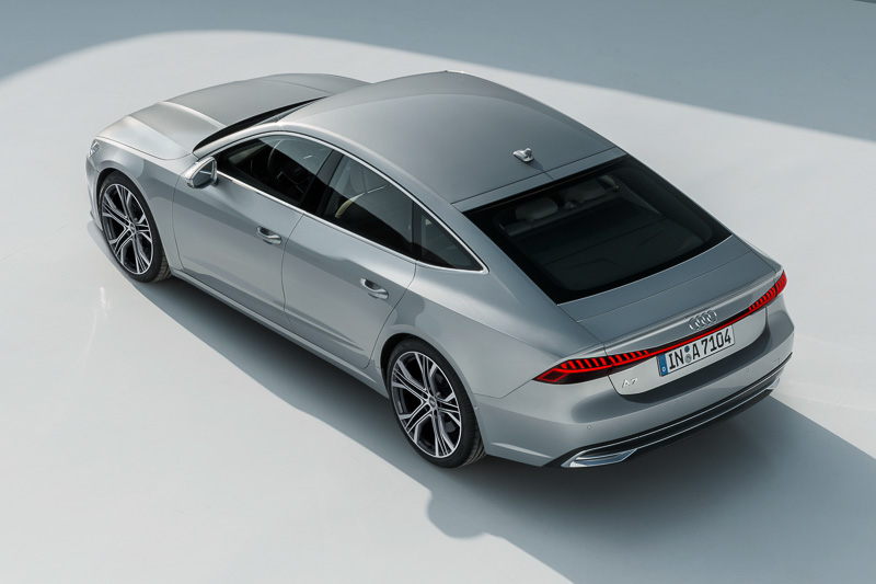 120km/h以上の走行時にはリアスポイラーが自動的に伸長してダウンフォースを高める