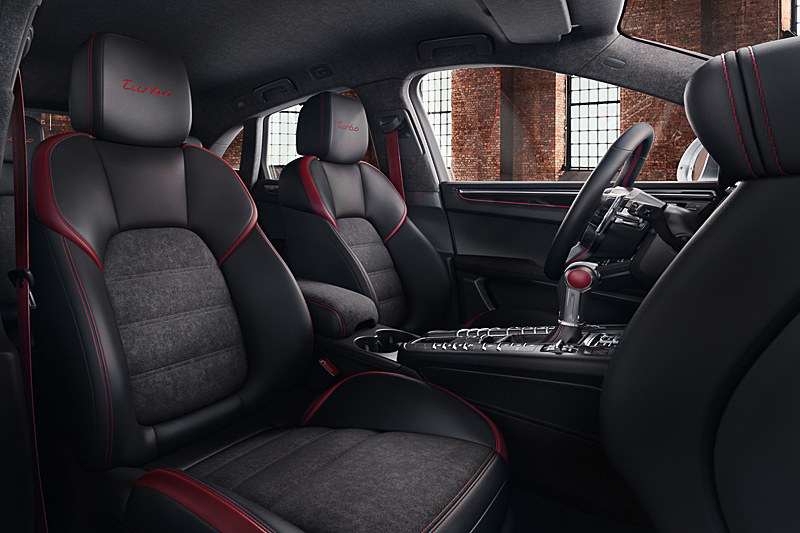 ブラックとガーネットレッドでまとめられたインテリア