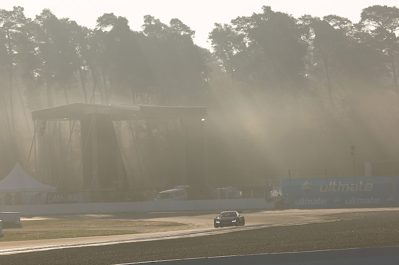 朝もやの中、フリー走行するDTMのマシン