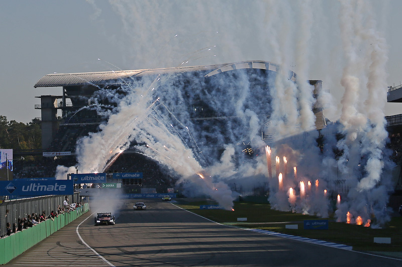 優勝したBMWのマルコ・ウィットマンがチェッカーを受けると同時に花火が上がる