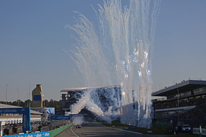 優勝したBMWのマルコ・ウィットマンがチェッカーを受けると同時に花火が上がる