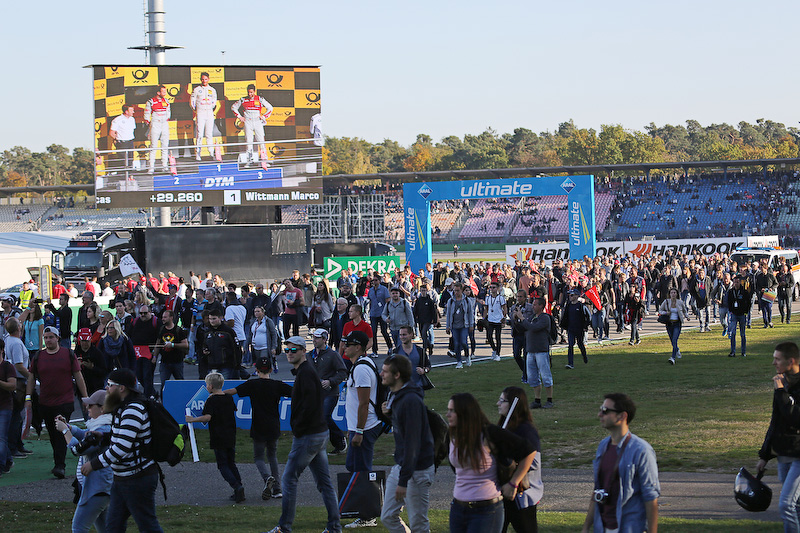 なだれこむ観客