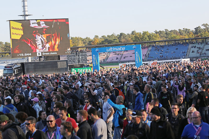 なだれこむ観客