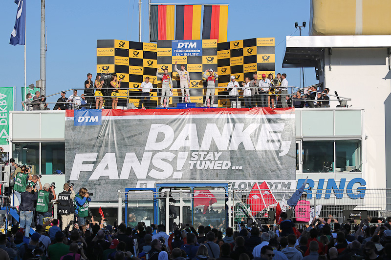 レース2の表彰台。優勝はマルコ・ウィットマン、左は2位のレネ・ラスト、3位はマイク・ロッケンフェラー