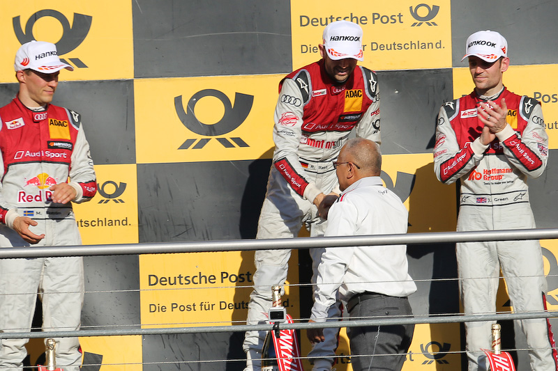 チャンピオンシリーズの表彰台でプレゼンターを務める坂東正明代表