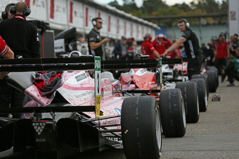 予選に並ぶマシン