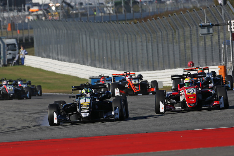 レース1、ジョエル・エリクソン（ゼッケン1）がカリウム・イロット（ゼッケン53）を抑えてトップに立つ