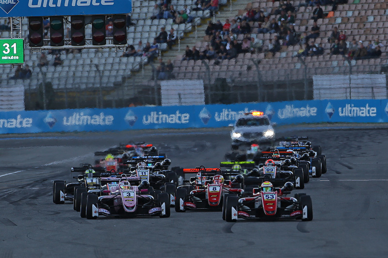 レース2のスタートほか