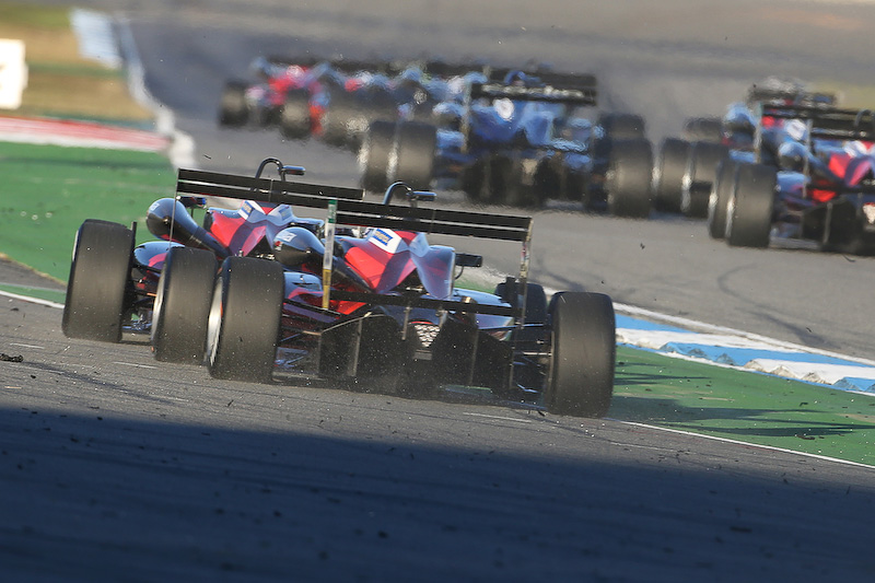 レース2のスタートほか