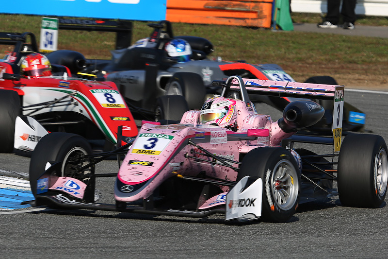 レース3のスタート1周目、トップのマキシミリアン・グンター