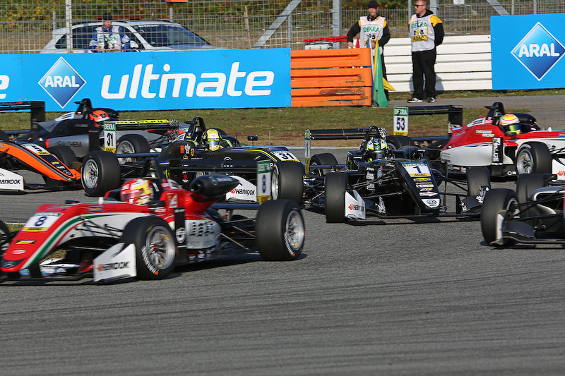 レース3のスタート1周目