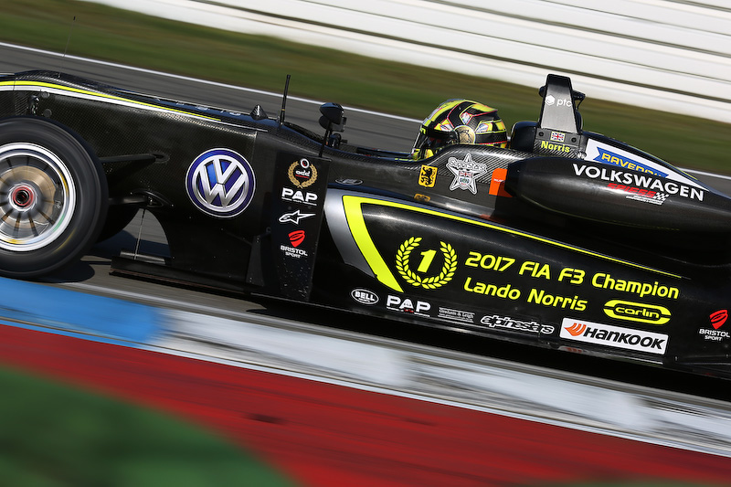 レース1でシリーズチャンピオンに輝いたランドノリスはマシンサイドにチャンピオンの文字を入れて走行