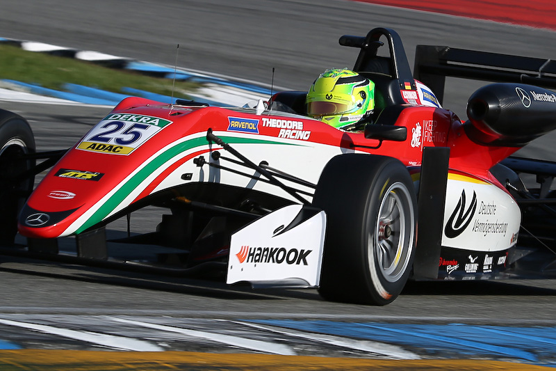 スタート直後のゴタゴタでフロントにダメージを負い、交換を余儀なくされてピットイン。集団から離れて走行するミック・シューマッハ