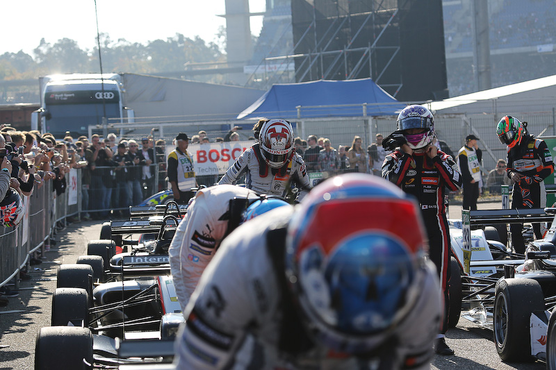 佐藤万璃音の表情