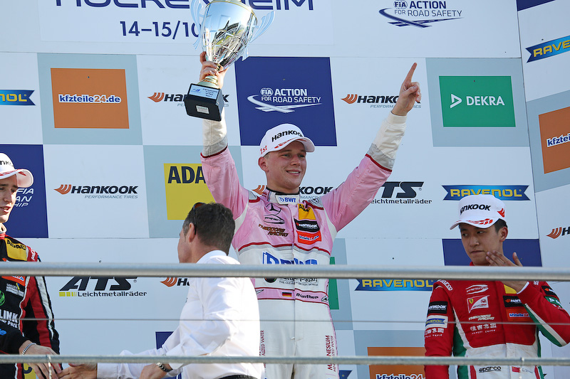 レース3の表彰、優勝マキシミリアン・グンター、2位ジョエル・エリクソン、3位グアンユー・ズー