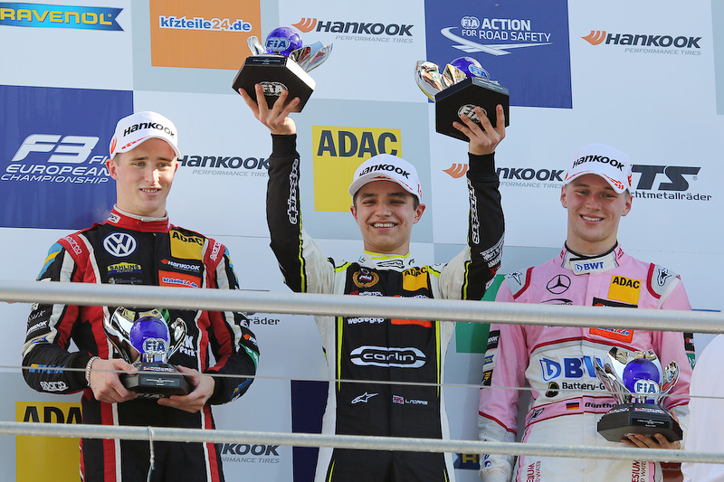 シリーズの表彰、チャンピオンのランド・ノリス、2位ジョエル・エリクソン、3位マキシミリアン・グンター