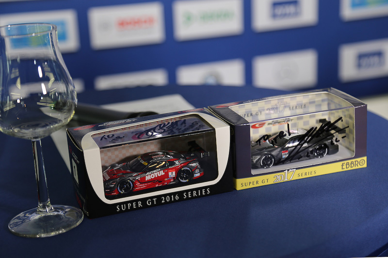 坂東正明代表からゲルハルト・ベルガー代表にプレゼントされたGT500のミニカー