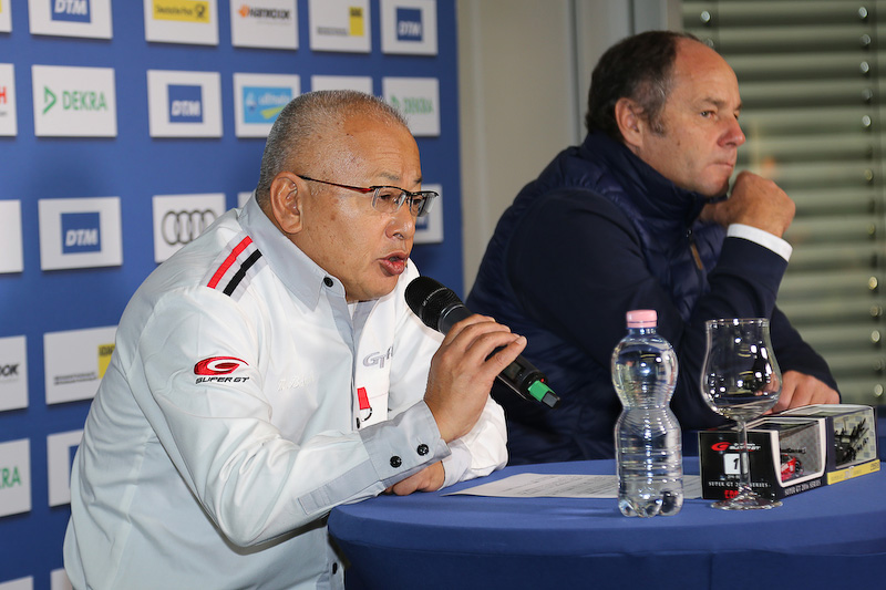 SUPER GTを運営するGTアソシエイションの坂東正明代表と、DTMを運営するITRのゲルハルト・ベルガー代表の会見