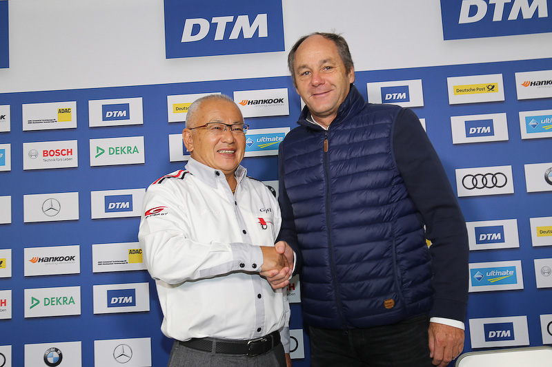 SUPER GTを運営するGTアソシエイションの坂東正明代表と、DTMを運営するITRのゲルハルト・ベルガー代表の会見