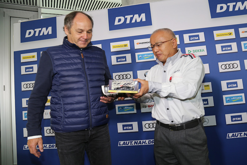 SUPER GTを運営するGTアソシエイションの坂東正明代表と、DTMを運営するITRのゲルハルト・ベルガー代表の会見