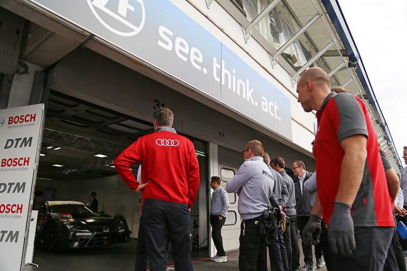 13日のSUPER GT テスト走行でピットを覗きにきたBMW、メルセデス、アウディのメカニックら