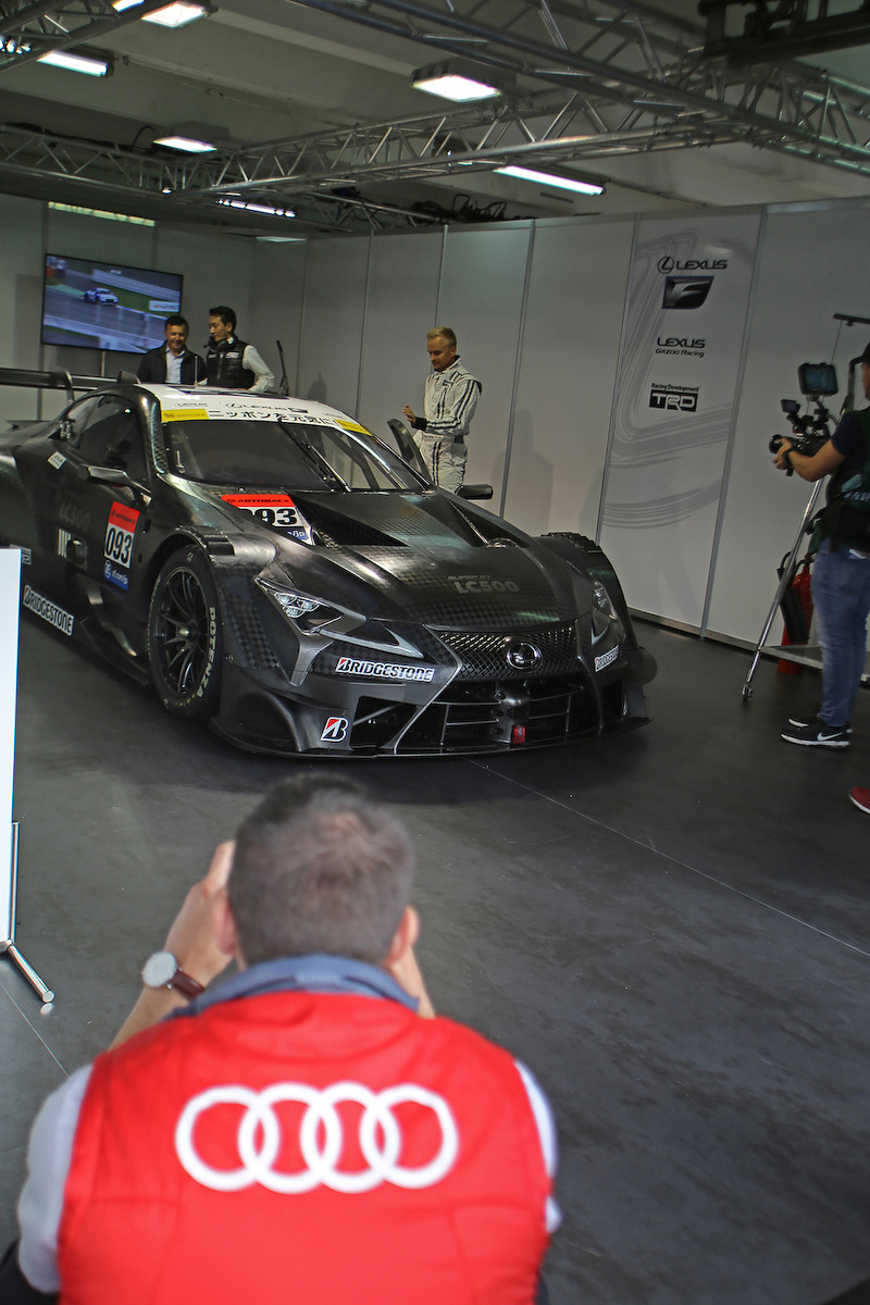 13日のSUPER GT テスト走行でピットを覗きにきたBMW、メルセデス、アウディのメカニックら