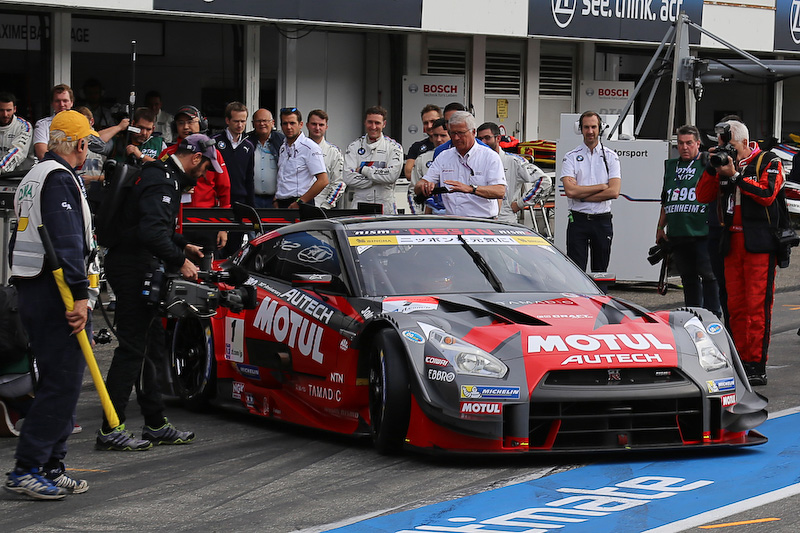 ロニー・クインタレッリのドライブでピットアウトする2016年型のNISSAN GT-R