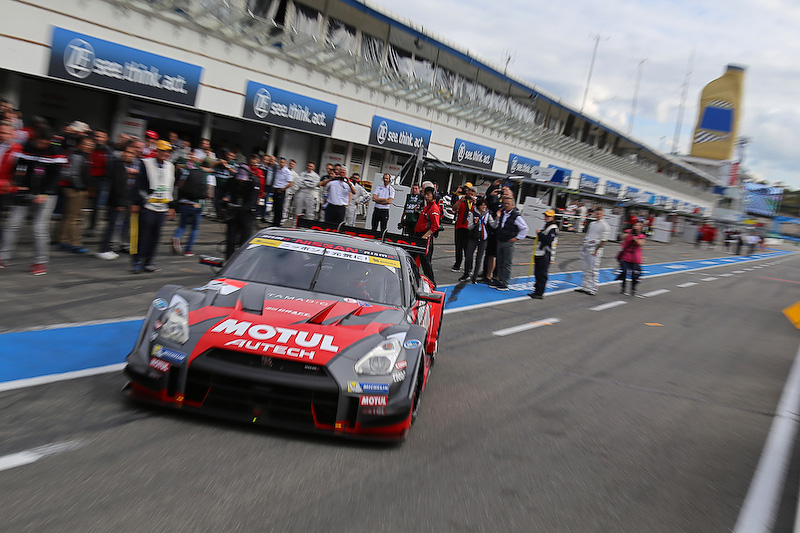 ロニー・クインタレッリのドライブでピットアウトする2016年型のNISSAN GT-R