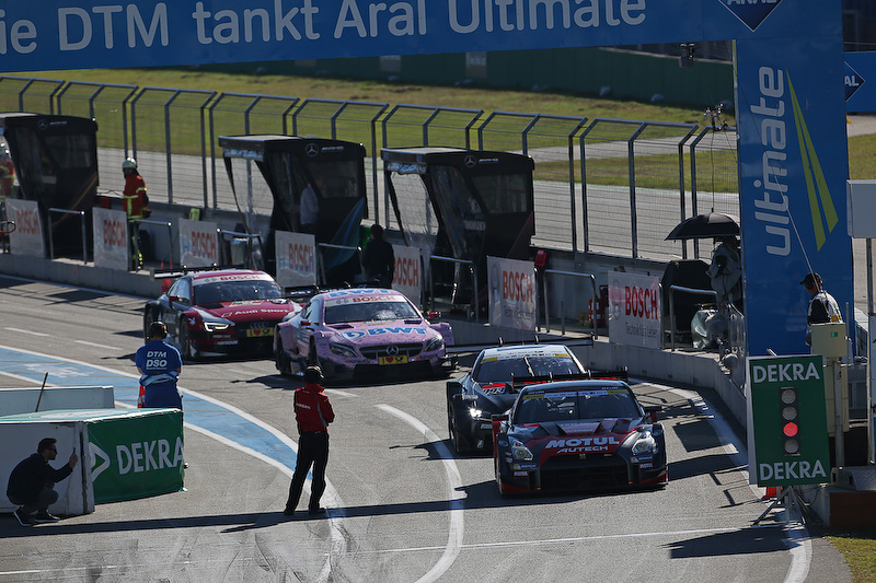 DTMマシンとの混走デモンストレーション走行でピットロードに出る2016年型のNISSAN GT-R