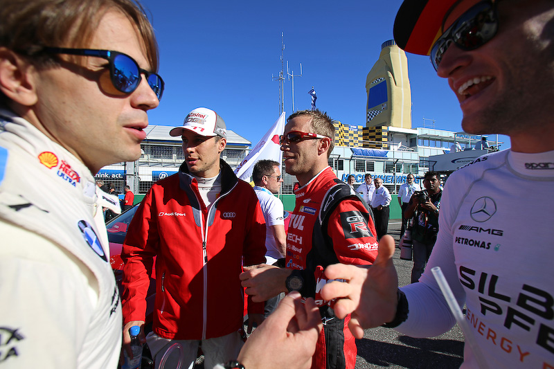14日のDTMのレース前。ロイック・デュバルらDTMドライバーと交流を深めるロニー・クインタレッリ
