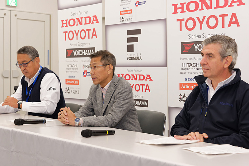 写真左から、株式会社日本レースプロモーション 技術顧問 白井裕氏、同 代表取締役社長 倉下明氏、来日したダラーラ CEO アンドレア・ポントレモリ氏