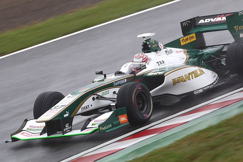 中嶋一貴選手はスプーン手前でスピンし、滑走してコース脇のクラッシュパッドに突っ込んだ