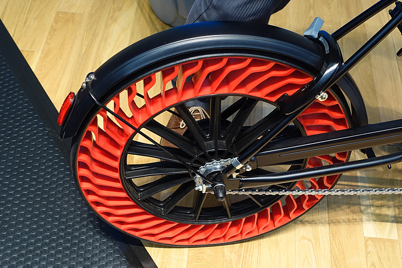 こちらは後輪。後輪は駆動力を受け持つ関係で、剛性が高くなっている