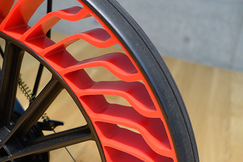 スポーク部。スポークの形状で、剛性調整が行ないやすい