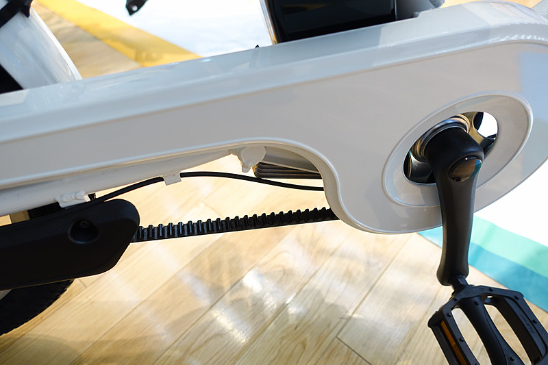 ペダルをこぐ力は、ベルト駆動で後輪に伝えられるとともに、速度に応じて前輪を電動アシスト